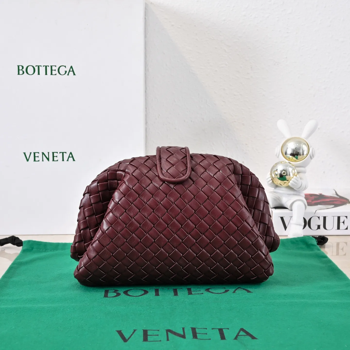 Batch 1880 BOTTEGA VENETA LAUREN 1980 small clutch bag is new! The small size that many people are squatting on is finally here. The self-adjustable zipper is a highlight of this bag. After being removed, it can be used as a handbag for important occasions. One bag unlocks two carrying methods at the same time. It is practical and has a unique sense of structure and beautiful lines. It is more elegant than a small cloud. It is a tribute to the classics and the pursuit of modernity. Style number: 4038 Size: 27*15*8cm
